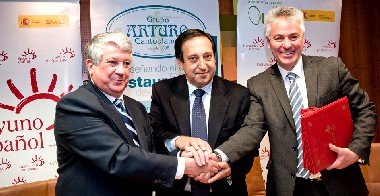 De izquierda a derecha: Arturo Fernández, presidente del Grupo Arturo Cantoblanco, Pedro Barato, presidente de la Interprofesional del Aceite de Oliva Español y Pedro Rubio, vicepresidente de la organización.