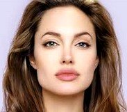La sensual Angelina Jolie se ha sometido a la extirpación de sus glándulas mamarias y parte de su aparato reproductor al conocer sus antecedentes genéticos precursores del cáncer de mama y útero.