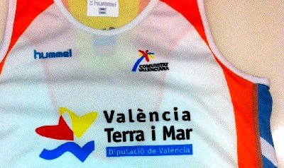 Las prendas podrían haber suplantado la marca registrada de Hummel España e incorporan los logos de patrocinadores de la Comunidad de Valencia.
