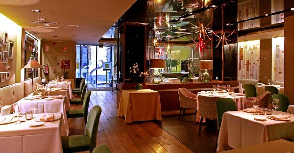 Los relajantes y acomodados salones de Sandó, un lugar para disfrutar de la buena gastronomía de Arzak.