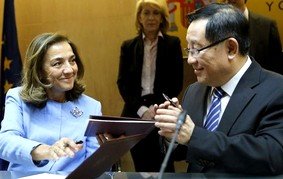 En la foto, Carmen Vela, secretaria de Estado de I+D+i, y el ministro de Ciencia y Tecnología de la República Popular China, Wan Gang.