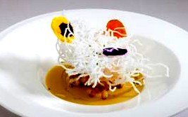 Sorta de langostinos, fideos de arroz y maíz dulce en Sandó.