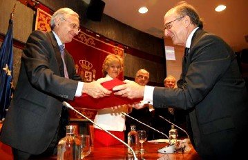 En la foto, Antonio Brufau recoge el premio de manos de Antonio Narváez Teniente Fiscal del Tribunal Supremo. Junto a él, de izquierda a derecha, Soledad Becerril, Defensora del Pueblo, Gonzalo Moliner, Presidente del Consejo General del Poder Judicial y Fernando Román, Secretario de Estado de Justicia.