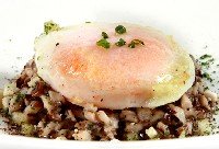 Huevo con migas y setas, extraordinaria receta de Arzak en Sandó.