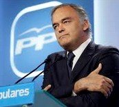 Hace mucho frío en la calle como para ponerse a buscar trabajo. Para Esteban González Pons, trabajar en 'Europa' es como estar en España.