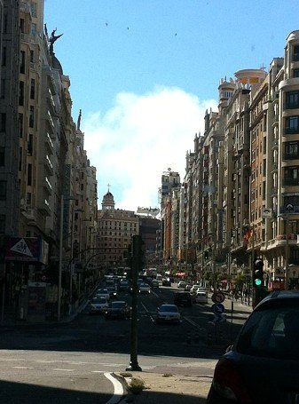 El incendio en pleno centro de la capital de España, visible desde la Plaza de España. (Foto Gonzalo Barceló - ElMundoFinanciero.com)