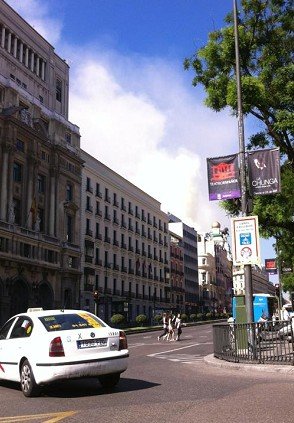 El humo del incendio en pleno centro de Madrid, visible desde la confluencia de Gran Vía con la calle Alcalá. (Foto Gonzalo Barceló - ElMundoFinanciero.com)