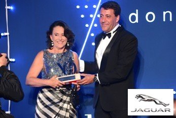 María del Pino recibe el premio Yo Dona Jaguar de manos de Luis Antonio Ruiz, Presidente de Jaguar Land Rover Iberia.