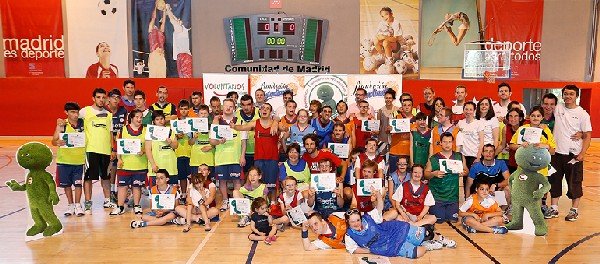 Un centenar de deportistas clausuraron este sábado la temporada de la Escuela “Baloncesto para Todos”, patrocinada por Cetelem 