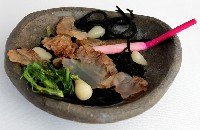 Interesante ensalada de wakame y ramallo de mar con medusas.