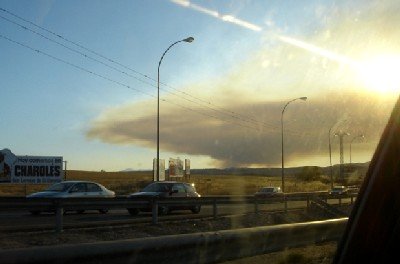 Una inmensa boina de humo y pavesas se extendió hasta Guadalajara, invadiendo el campo visual del horizonte de Madrid. (Foto: Gonzalo Barceló para Elmundofinanciero.com)