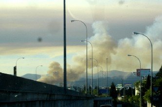 A los efectos dramáticos del incendio de Cebreros se unió otro declarado en la localidad madrileña de Las Rozas y que se había declarado sobre las ocho de la tarde en la Dehesa de Navalcarbón y ya extinguido. En la foto se aprecia el efecto de los dos incendios. (Foto: Gonzalo Barceló para Elmundofinanciero.com)