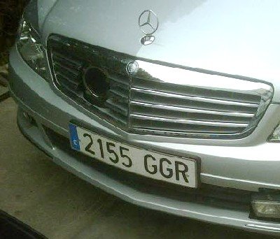 Radar en el frontal del vehículo. Si alguien le adelanta, ya sabe, queda retratado para la posteridad.