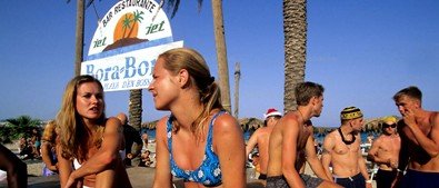 Oneday Festival se desarrollará desde las 14:00 de la tarde del sábado a las 4:30 de la mañana del domingo, presentando una sucesión de DJs, todos ellos de reconocido prestigio en la escena dance y electrónica nacional e internacional.