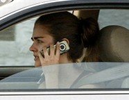 Un juez anula una multa por conducir utilizando el móvil