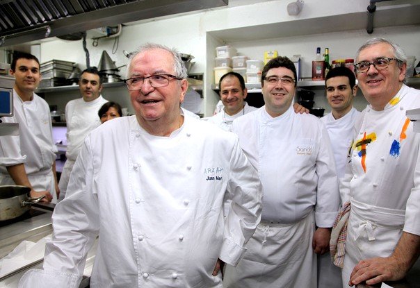 El fantástico equipo de cocina del restaurante Sandó (Madrid), bajo la experta mirada de Arzak.