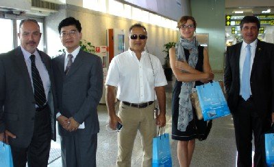 Nuestro Editor-Director, José Luis Barceló, junto a autoridades y colegas de la prensa durante la visita al aeropuerto de Taoyuan (Taiwan)
