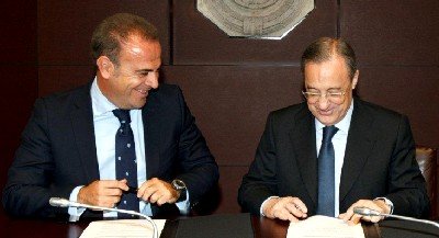 En la imagen, Florentino Pérez, presidente del Real Madrid, y Gabriel Escarrer, vicepresidente y consejero delegado de Meliá, durante la firma del acuerdo.