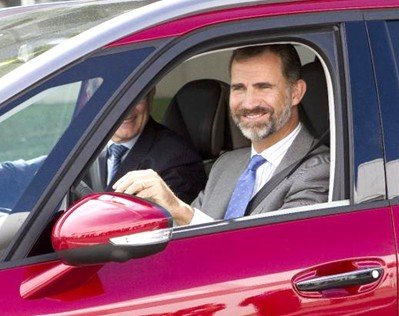 Su Alteza Real el Príncipe de Asturias durante su visita a la factoría de Citröen en Vigo.