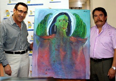 Jesús Ger, presidente de Marina d'Or, recibe el cuadro de manos del artista Luis Bolumar.