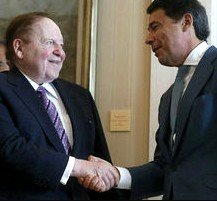 El magnate del juego Sheldon Adelson con el presidente de la Comunidad de Madrid, Ignacio González, durante las negociaciones para instalar Eurovegas en Alcorcón.