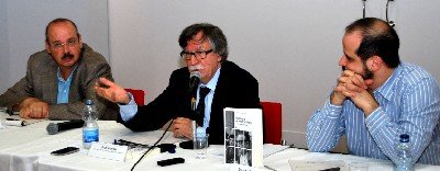 De izquierda a derecha, el profesor Marcos Roitman, el profesor Joan Garcés y el editor del libro, Tomás Rodríguez.