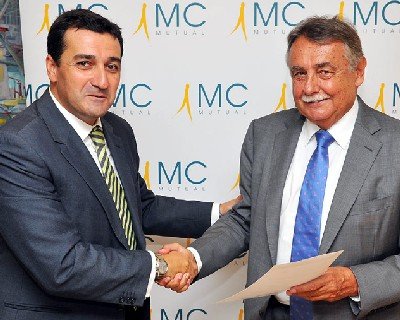 De izquierda a derecha: el Consejero Delegado del Consejo Internacional de Energía Sostenible, Antonio Montaño Valle, junto al Director General de MC MUTUAL, Francisco Hernández Carbó, en el momento de entrega de la certificación.