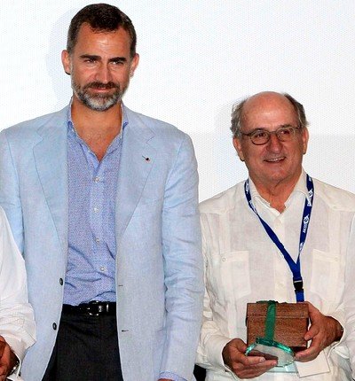 El galardonado Antonio Brufau, presidente de Repsol, junto a Su Alteza Real el Príncipe de Asturias durante el acto de entrega del premio que le ha sido concedido en Panamá.