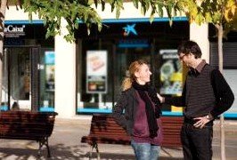 Facilitar el crédito al consumo doméstico y familiar es una de las apuestas del grupo Caixabank. Ahora, comprar un smartphone o sustituir electrodomésticos será más fácil con los nuevos acuerdos de Caixabank con Telefónica o FinConsum con Adquiera.