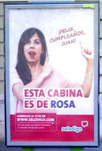Tres emprendedores crean una empresa que permite colocar mensajes personales en espacios de publicidad