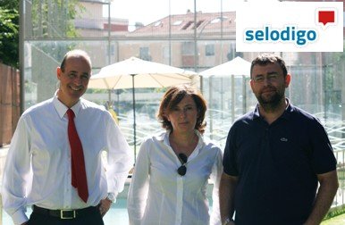 Tres emprendedores crean una empresa que permite colocar mensajes personales en espacios de publicidad