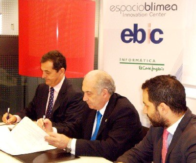 En la foto, un momento de la firma del acuerdo.