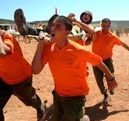 El compañerismo, el respeto a los demás, o soportar las órdenes de jefes y superiores son algunas de las cosas que se aprenden en grupo en el servicio militar y que valen para toda la vida.