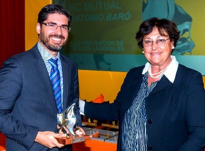 Gonzalo de la Rosa, director de RRHH de Cetelem, recoge el premio a manos de Pilar Ruiz Larrea, subdirectora general de Entidades Colaboradoras de la Seguridad Social.