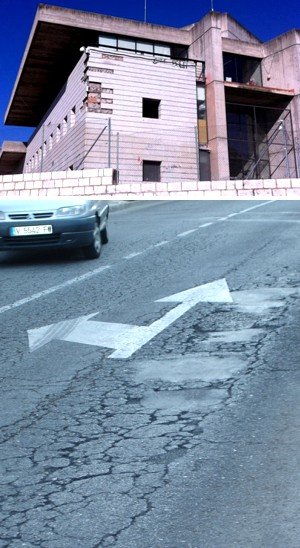 Arriba, estado en el que se encuentra la Casa de la Cultura. Abajo, otra de las calles principales del municipio, que no se asfalta desde hace más de diez años.