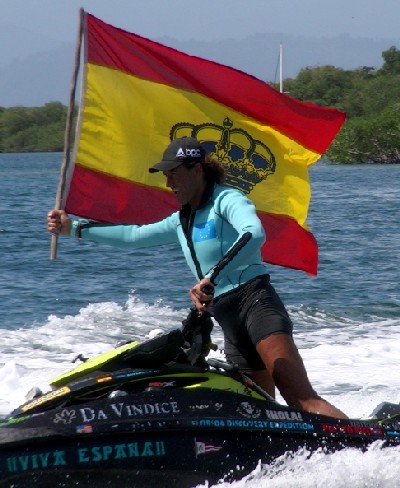 Álvaro de Marichalar portando la bandera española en las costas de Panamá a bordo de su moto de agua.