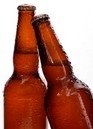 Científicos de la UC3M desvelan la explicación de por qué se desborda una cerveza al golpear una botella con otra