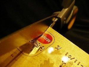 Crisis y fraude en Internet han ido retrayendo el uso de las tarjetas de crédito. Algunos comercializadores, como Citibank España, han tenido que reducir su plantilla al 50% tanto por el descenso de uso como por el incremento de la morosidad.