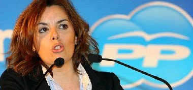 Soraya Sánez de Santamaría es la superministra: Portavoz del Gobierno, Vicepresidenta del Gobierno y Ministra de la Presidencia. Sin embargo, la Oficina del Portavoz del Gobierno parece no tener dirección.