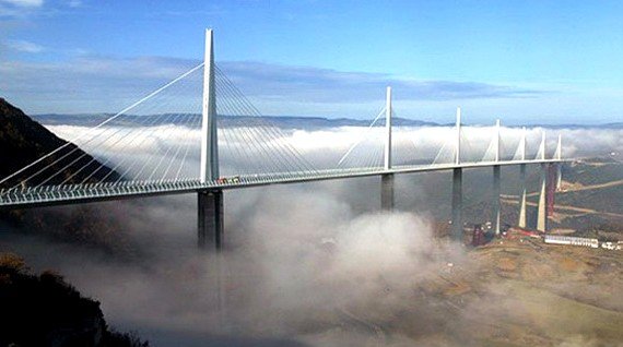 Las redes viarias son hoy cada vez más largas y costosas de mantener: hoy puede viajarse desde Lisboa a Varsovia sin apenas darse cuenta del cambio de carretera.