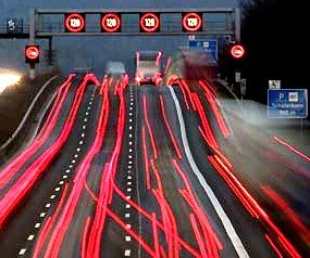 Los vehículos a motor individuales constituyen hoy una seria alternativa a la hora de transportar viajeros y mercancías, sobre los colectivos.