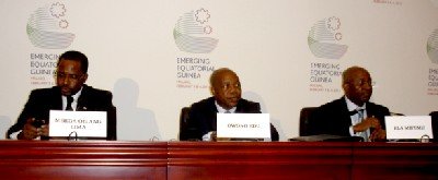 De izquierda a derecha, los ministros Mbega Obiang Lima, (Minas), Owono Edu (finanzas y presupuestos), y Ela Mifumu (economía y planificación), durante la rueda de prensa internacional celebrada ayer en Malabo (Foto: ElMundoFinanciero.com) 