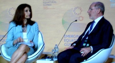 Rodrigo Rato junto a Patricia Janiot, de CNN en Español, que actuó como moderadora en el evento.