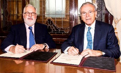 El presidente de CaixaBank, Isidro Fainé, y el Ministro de Agricultura, Alimentación y Medio Ambiente, Miguel Arias Cañete, durante la firma del acuerdo.
