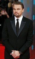 En la imagen, el actor Leonardo DiCaprio luciendo orgulloso su cronógrafo TAG Heuer Carrera (ref CAR2014.FC6235) a la entrada del evento.AFP PHOTO / ANDREW COWIE (Derechos de autor: ANDREW COWIE/AFP/Getty Images)
