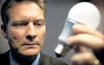 El empresario Benito Muros ha lanzado una bombilla “eterna” de 3,5 vatios que ilumina como una bombilla incandescente de 90/100 vatios y además es reparable.