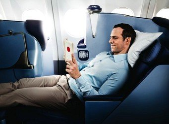 Durante el segundo trimestre se sustituirá el equipamiento de la clase Business de airberlin. Para entonces, será la única línea aérea alemana que ofrezca exclusivamente asientos FullFlat en la clase Business.