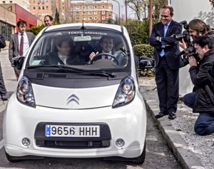 Compatible con el conector CHAdeMO, este puesto podrá utilizarse de lunes a viernes de 8.00 a 21.00, coincidiendo con el horario de apertura de la Sucursal de Citroën España situada en Doctor Esquerdo, 62.