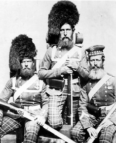 La guerra de Crimea tuvo lugar entre 1853 y 1856. Potencias occidentales entre ellas Reino Unido y Francia, apoyaron al Imperio otomano para impedir que Rusia tuviera una salida al Mediterráneo desde el Mar Negro. El conflicto perdura siglo y medio después. En la antigua foto, Highlanders escoceses su pantalón de tartán antes de la batalla en tierras rusas.