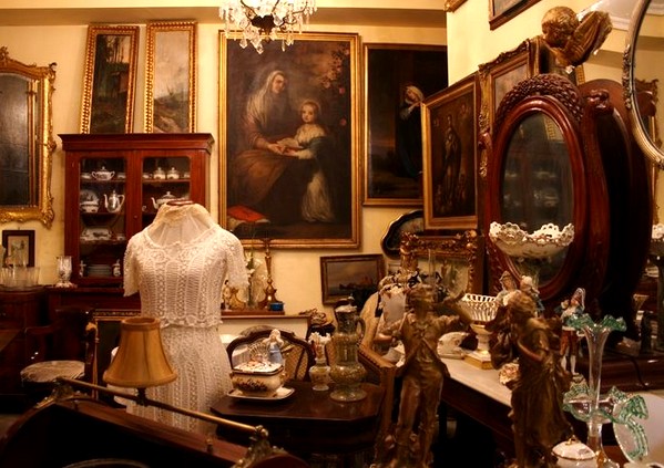 Antigüedades, obras, de arte, porcelanas, relojes, lámparas o muebles son también parte de nuestro patrimonio artístico y merecen una atención especial del coleccionista, del inversor y del conservador.